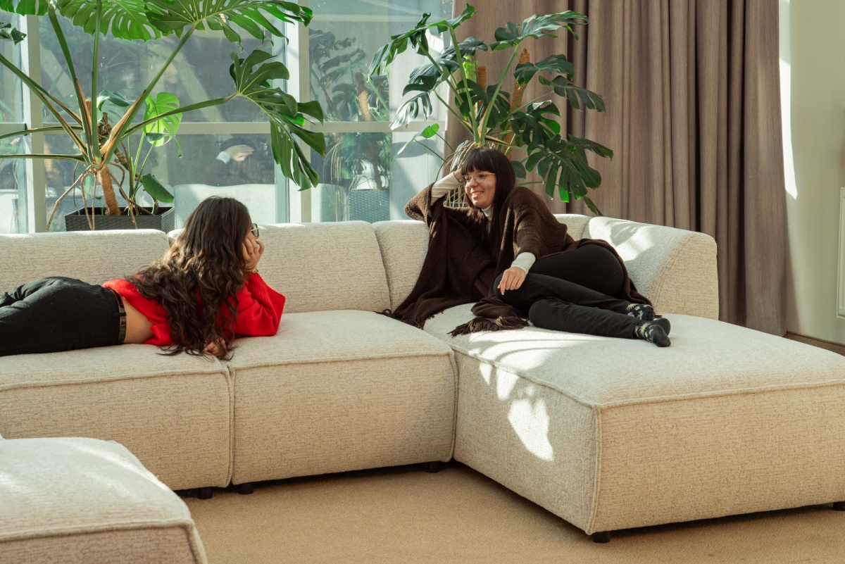 Sofa modułowa do salonu - jak zaprojektować układ idealny do Twojego metrażu