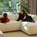 Sofa modułowa do salonu - jak zaprojektować układ idealny do Twojego metrażu