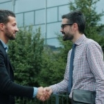 Od pierwszego kontaktu po lojalność: jak rozmawiać z klientem, by budować trwałe relacje