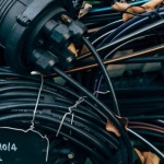 Kable? Jakby ich nie było! Sprytne triki, by zniknęły z oczu w mieszkaniu